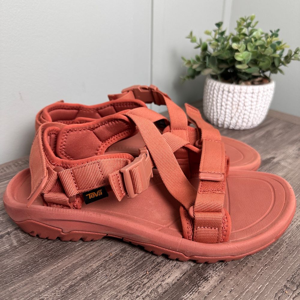 Teva Hurricane Verge Womens size 10 Sandals Salmon Pink EUC #1121535